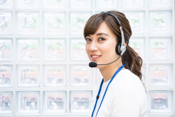 ヘッドセットで話す女性