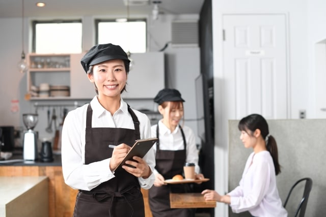 飲食店で働く女性