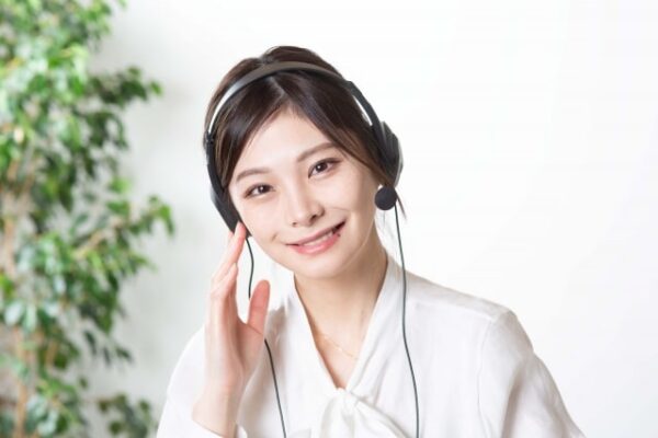 ヘッドセットで話す女性