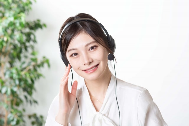 ヘッドセットで話す女性