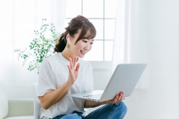 パソコンであいさつする女性