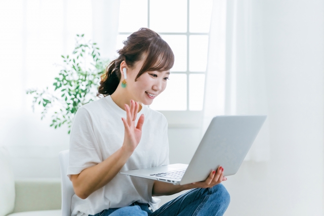 パソコンであいさつする女性