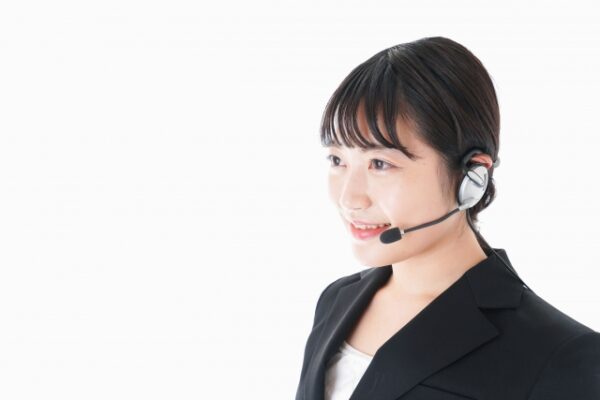 ヘッドセットをつけた女性