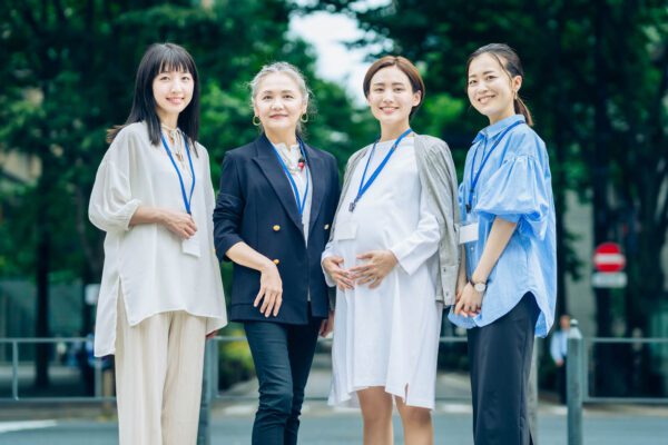 様々な年代の女性グループ