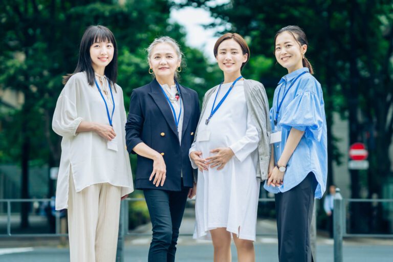 様々な年代の女性グループ