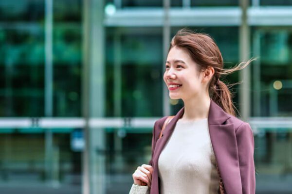 笑顔で通勤する女性
